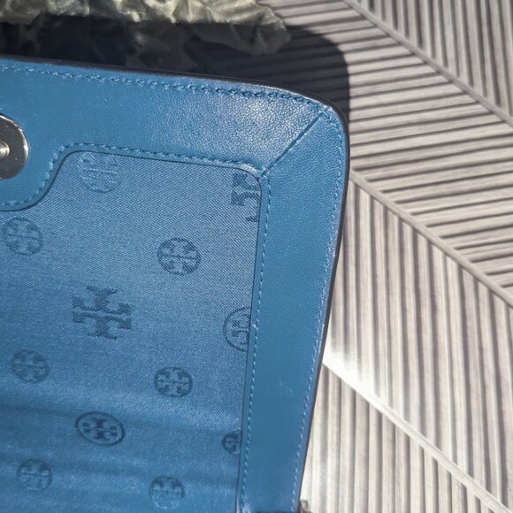 Tory Burch Women Bryant Quilted Crossbody 34801 Hudson Bay Navy - Picture 4 of 5